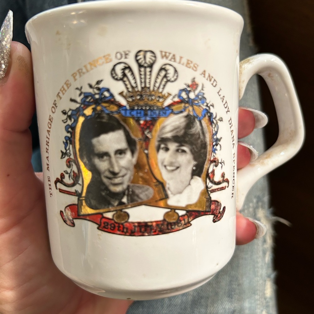Commemorative 1981 White & Gold Mug - Marriage of Charles & Princess Diana
